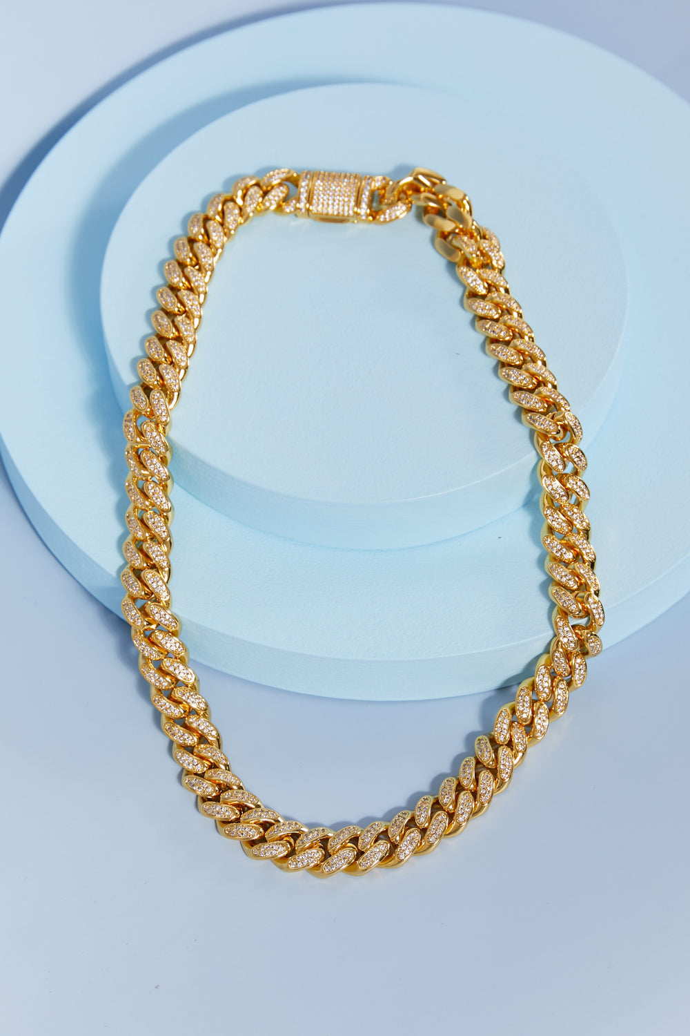 Curb chain detail close-up