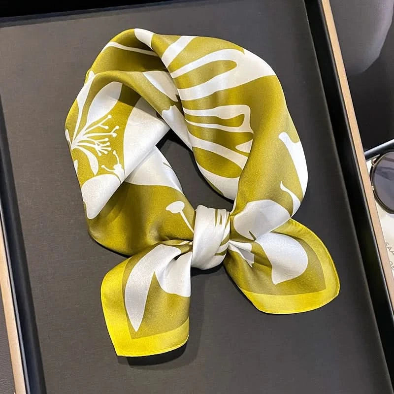 Silk scarf in classic pattern