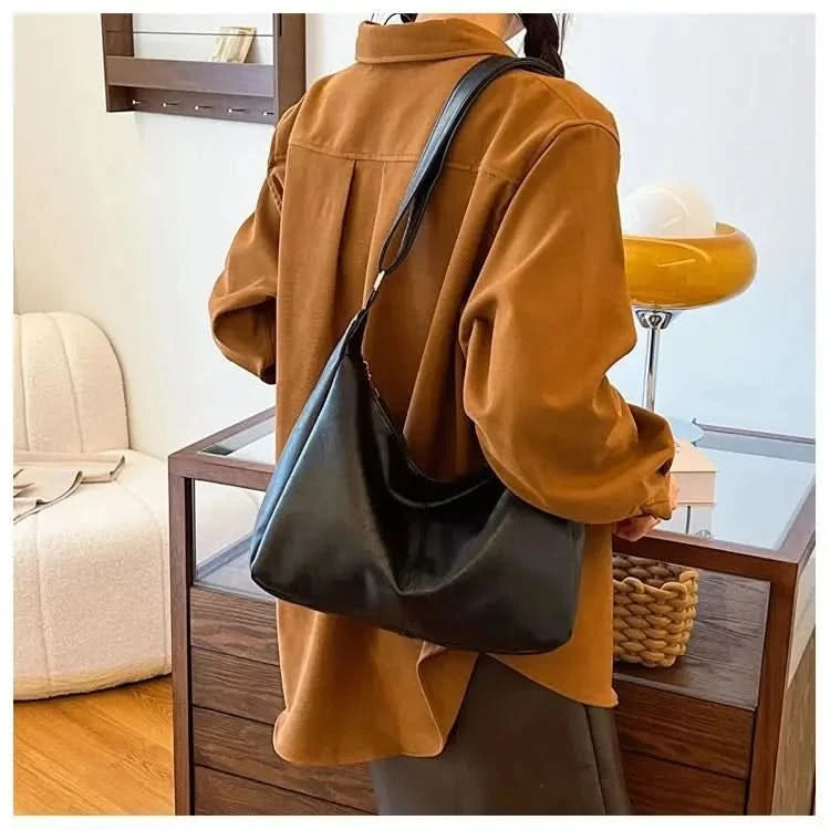 Hobo bag with laptop fit reference