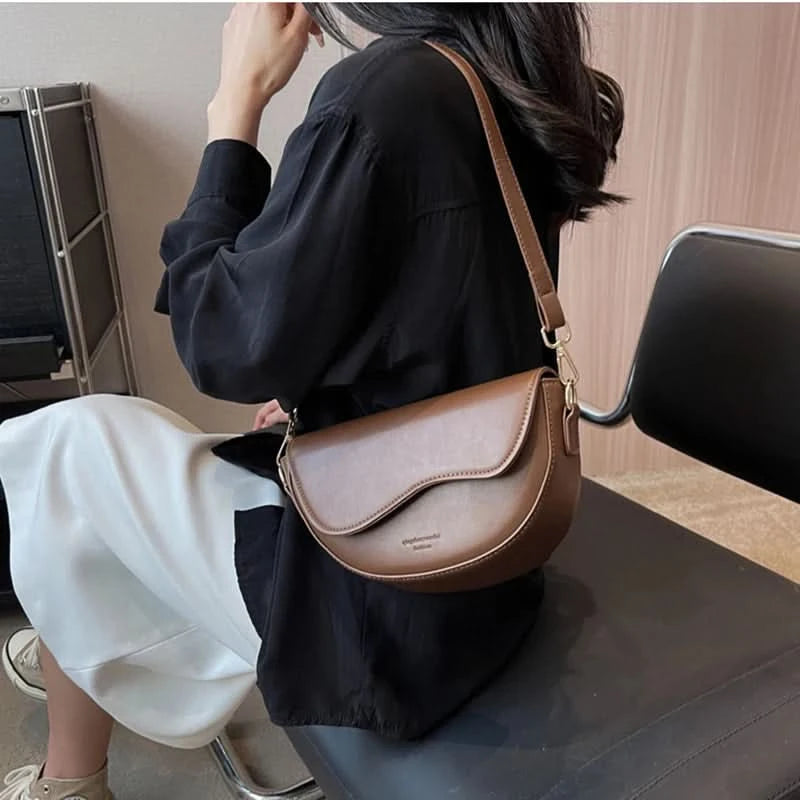 Saddle bag with magnetic snap closure detail