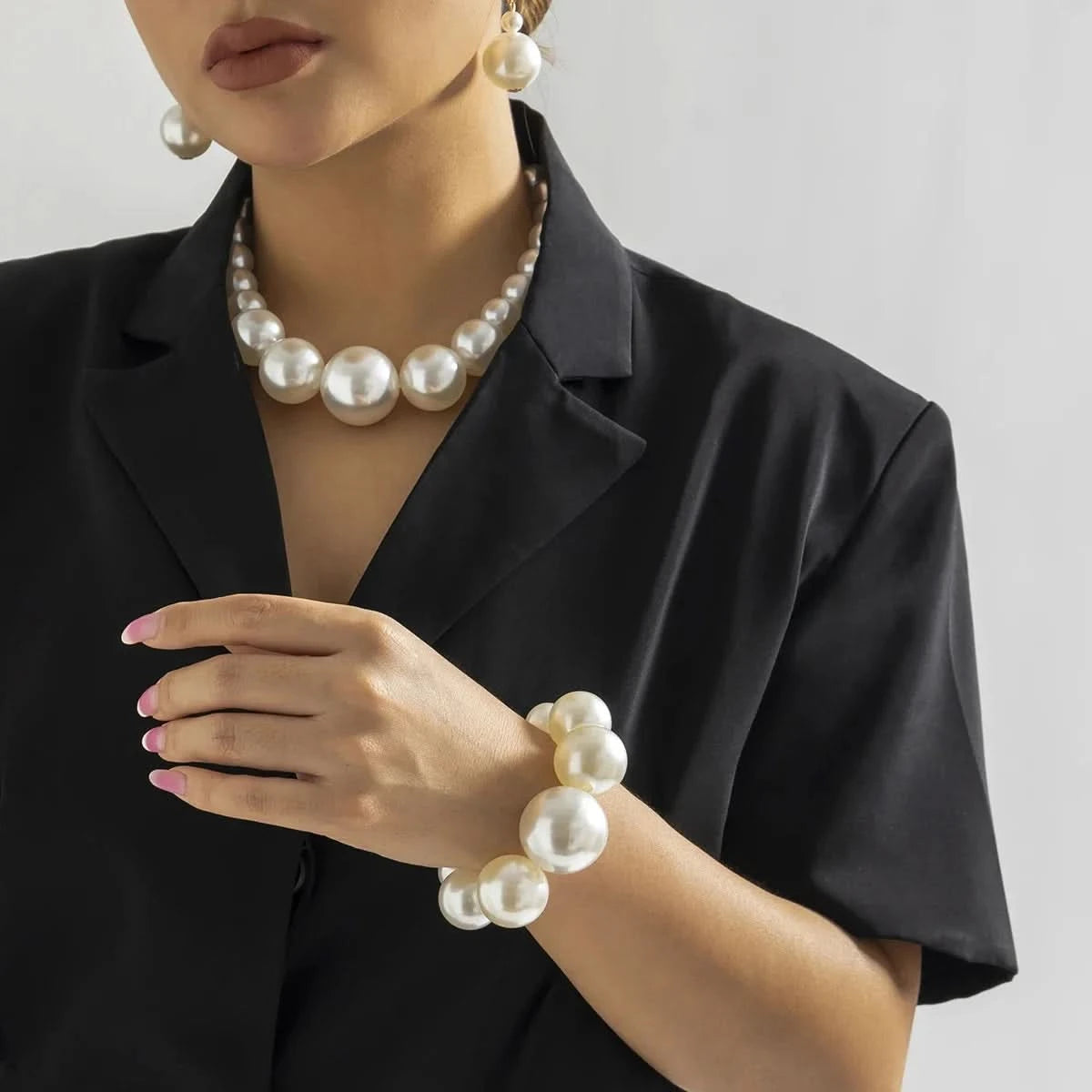 Chunky maxi chain choker close-up